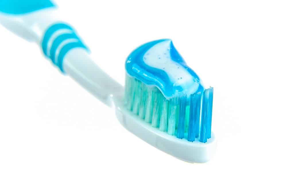 Une brosse à dents manuelle